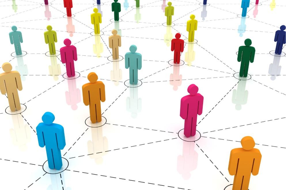 Ansprechpersonen Städte und Gemeinden Das Foto zeigt bunte Figuren in einem Netzwerk.
