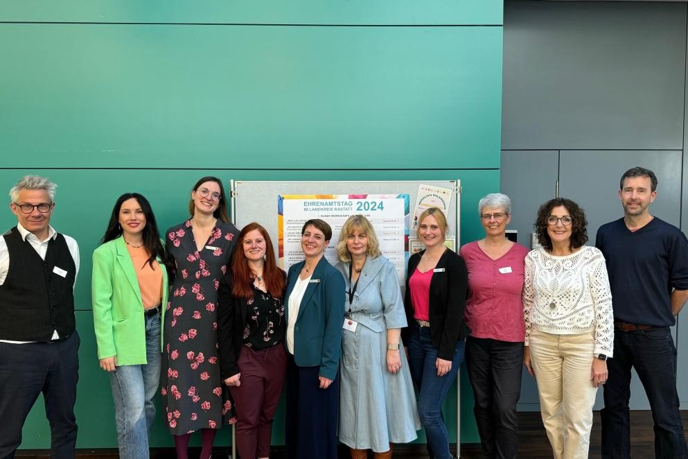 Orga-Team der Veranstaltung (von links nach rechts): Christoph Frey (Stark im Ehrenamt), Kseniya Ibadulina (Landratsamt Rastatt), Sophia Lange (Stadt Rastatt), Johanna Rothmann (Stark im Ehrenamt), Agnes Lemcke (Stadt Rastatt), Ute Kretschmer-Risché (VIVE e.V.), Tamina Hommer (Landratsamt Rastatt), Astrid Selbach (Stark im Ehrenamt), Jutta Lischke (Stark im Ehrenamt), Florian Winhart (Stark im Ehrenamt)_Foto Elias Kabsoun Das Bild zeigt eine Gruppe von Menschen