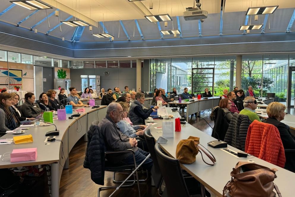 Die Besucher und Besucherinnen des Workshoptags_Foto Kseniya Ibadulina Das Bild zeigt Menschen in einem Saal