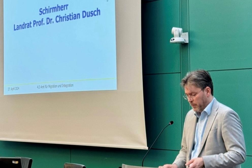 Schirmherr Landrat Prof. Dr. Christian Dusch bei der offiziellen Eröffnung des ersten Ehrenamtstags im Landkreis Rastatt_ Foto: Kseniya Ibadulina Das Bild zeigt einen Mann am Rednerpult