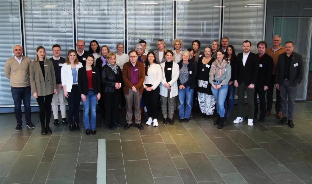 Mitglieder des Runden Tisches "Internationale Fachkräfte". Foto: Janina Fortenbacher Das Foto zeigt die Gruppe von Menschen