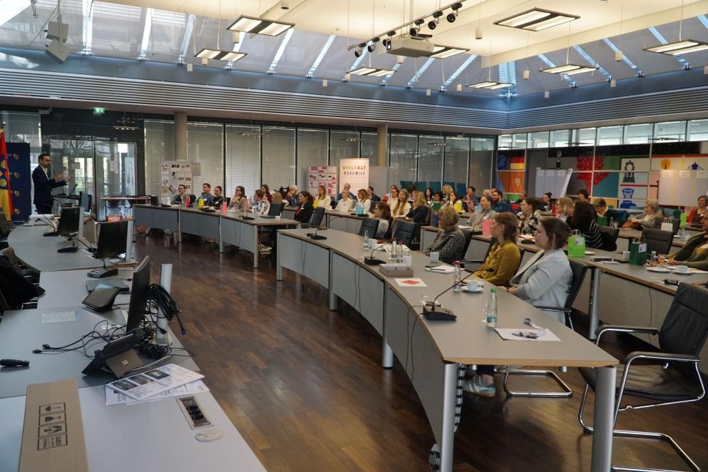 Sozialwissenschaftler Prof. Dr. Karim Fereidooni von der Ruhr-Universität Bochum stellt sein Fachwissen zur Diversitätssensibilität in Bildungseinrichtungen vor. Foto: Patricia Grabenbauer Sozialwissenschaftler Prof. Dr. Karim Fereidooni von der Ruhr-Universität Bochum stellt sein Fachwissen zur Diversitätssensibilität in Bildungseinrichtungen vor.